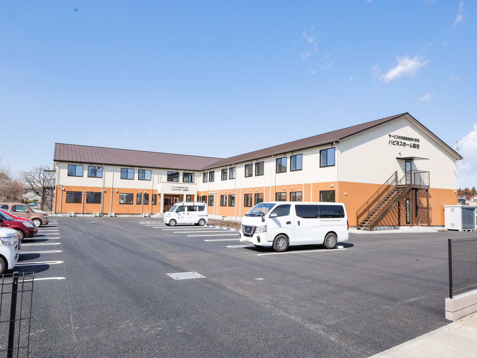 広い駐車場の建物外観