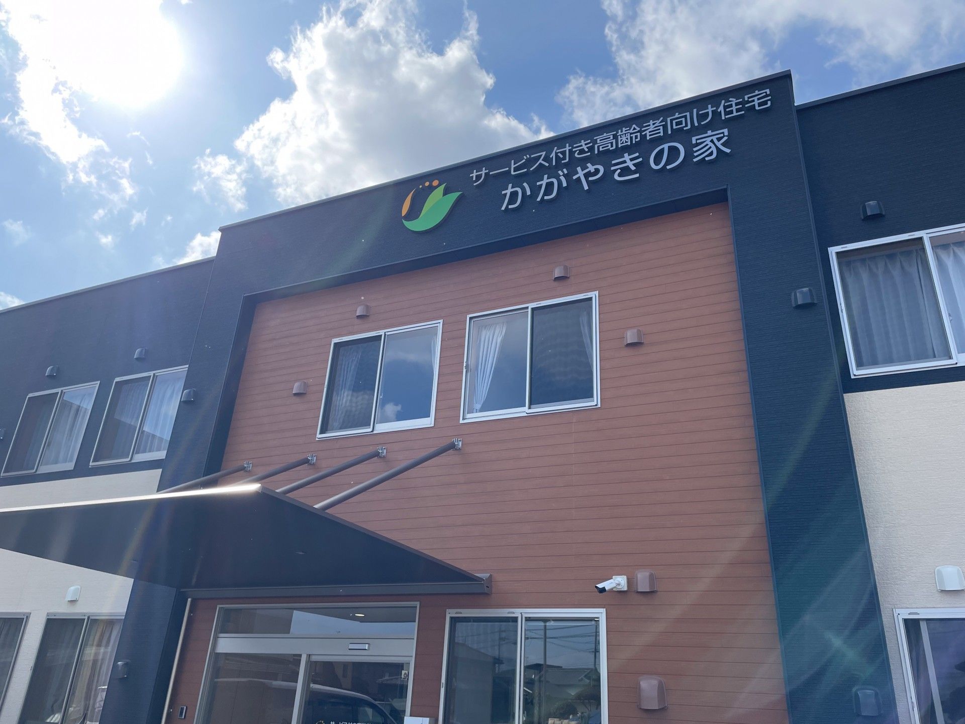 青空の下の建物外観