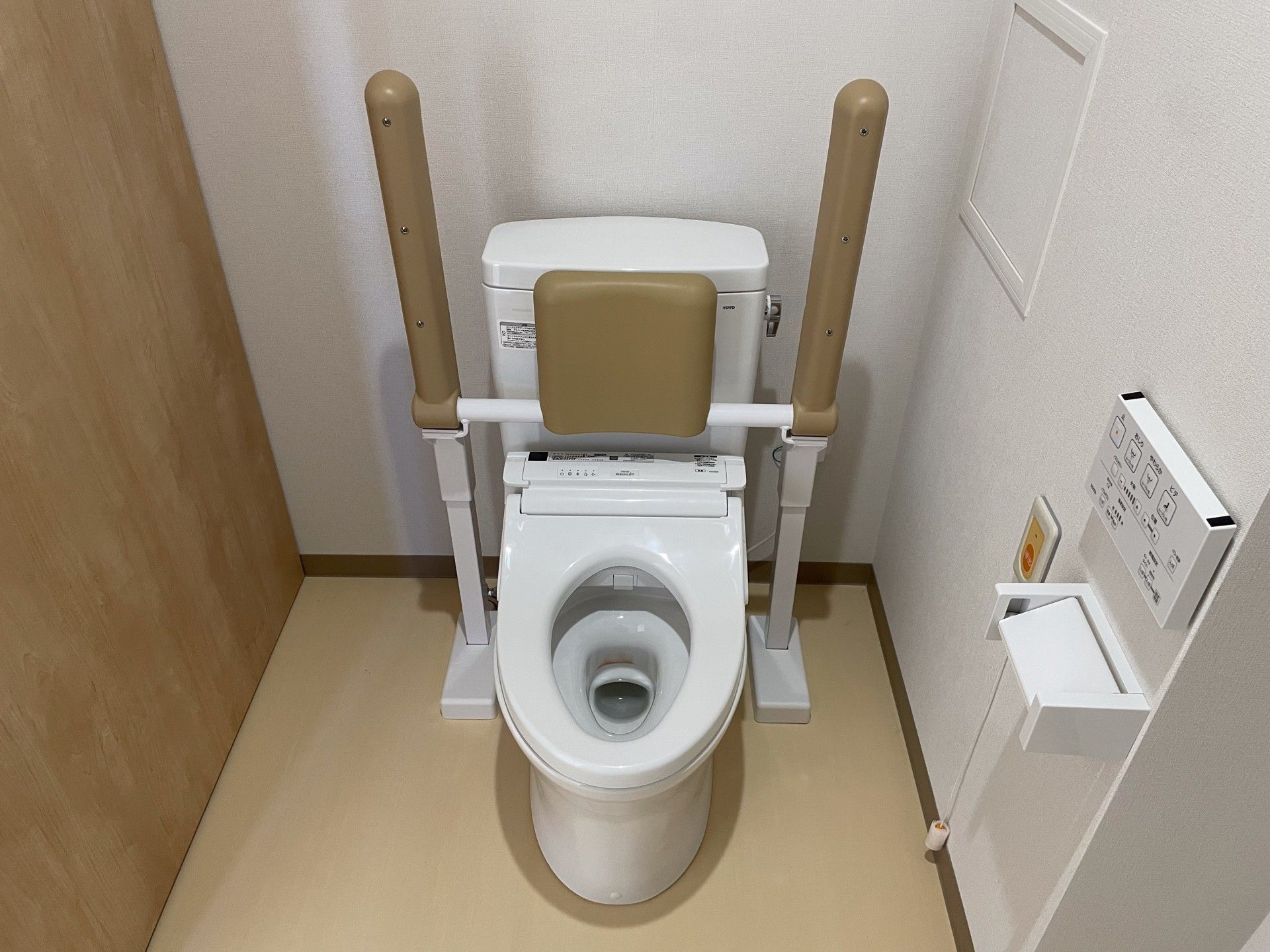手すり付きのトイレ
