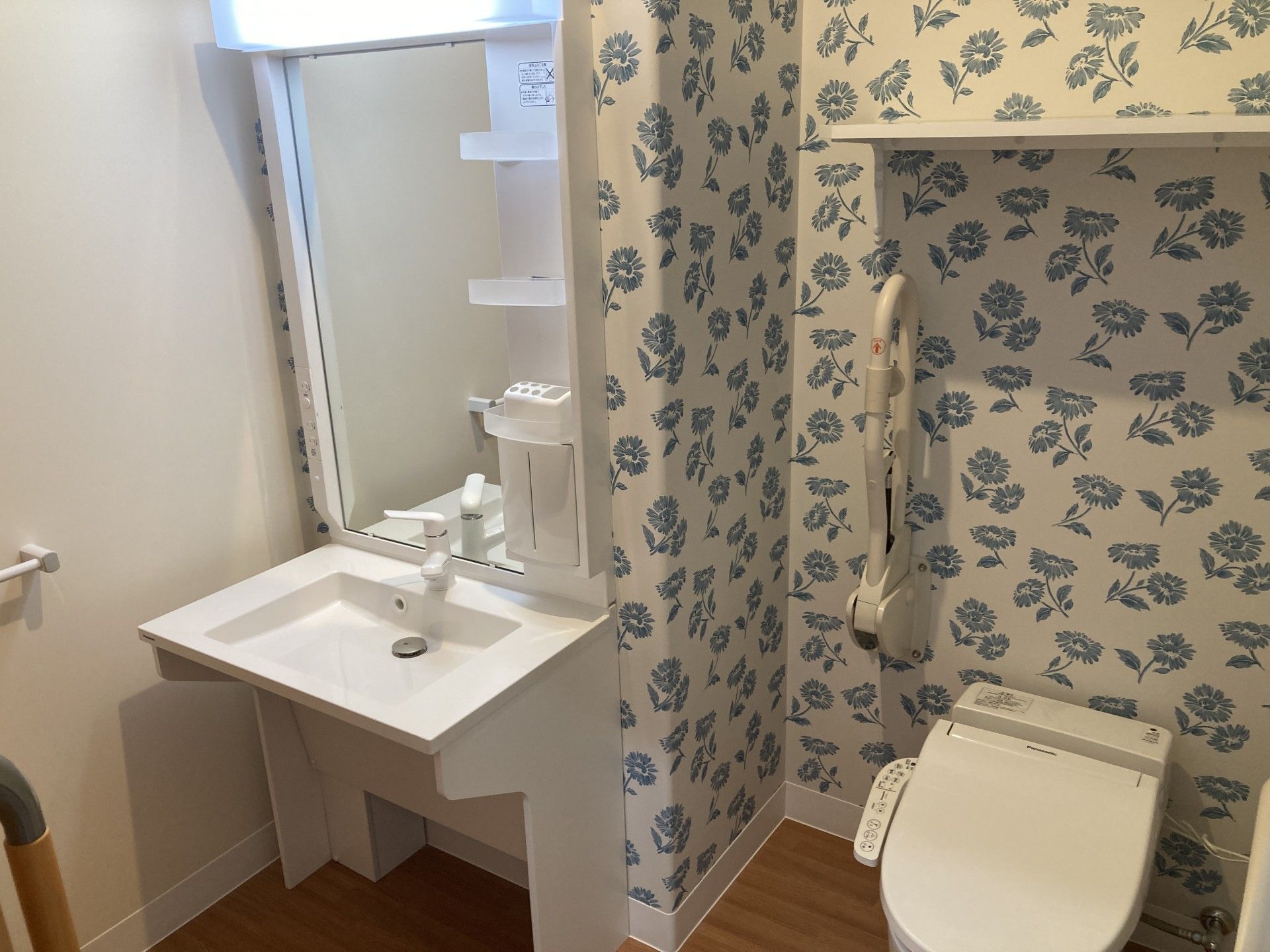 花柄の壁紙の洗面所