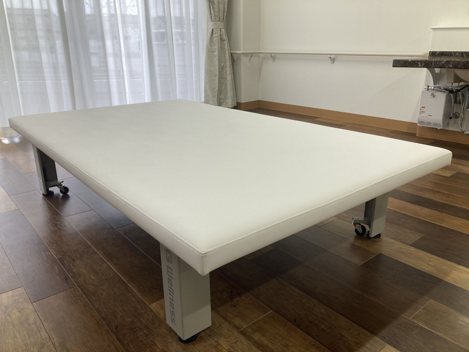 広い白いマットの部屋