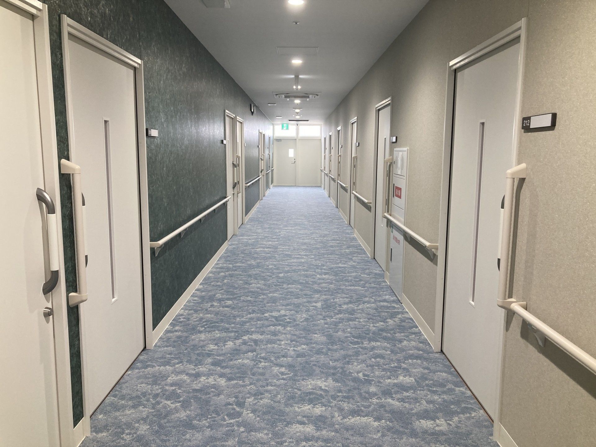 安全な手すり付き廊下