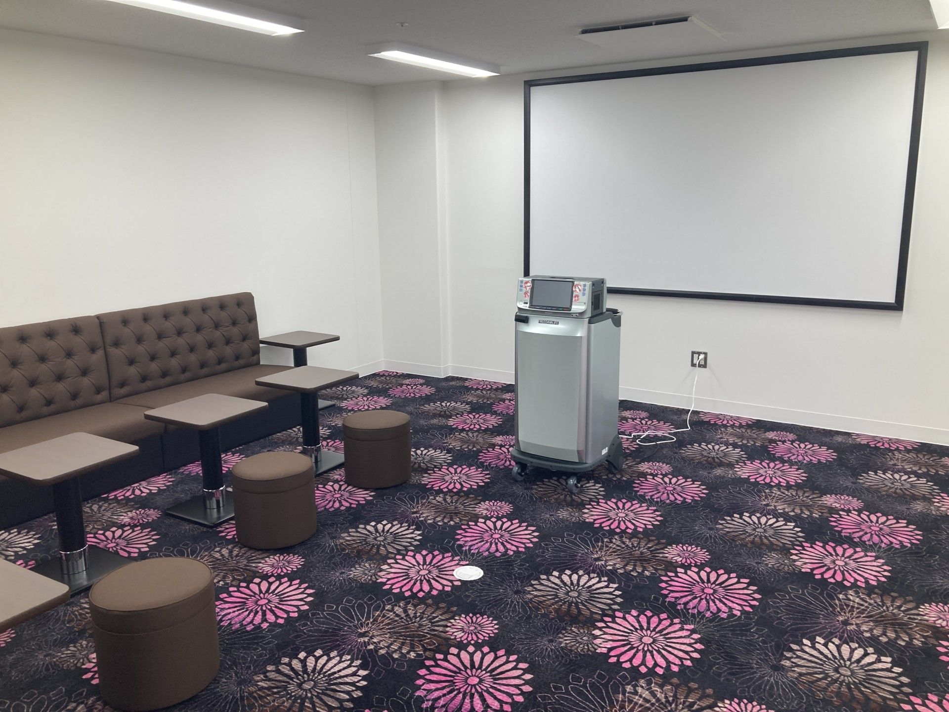 カラフルな絨毯の部屋