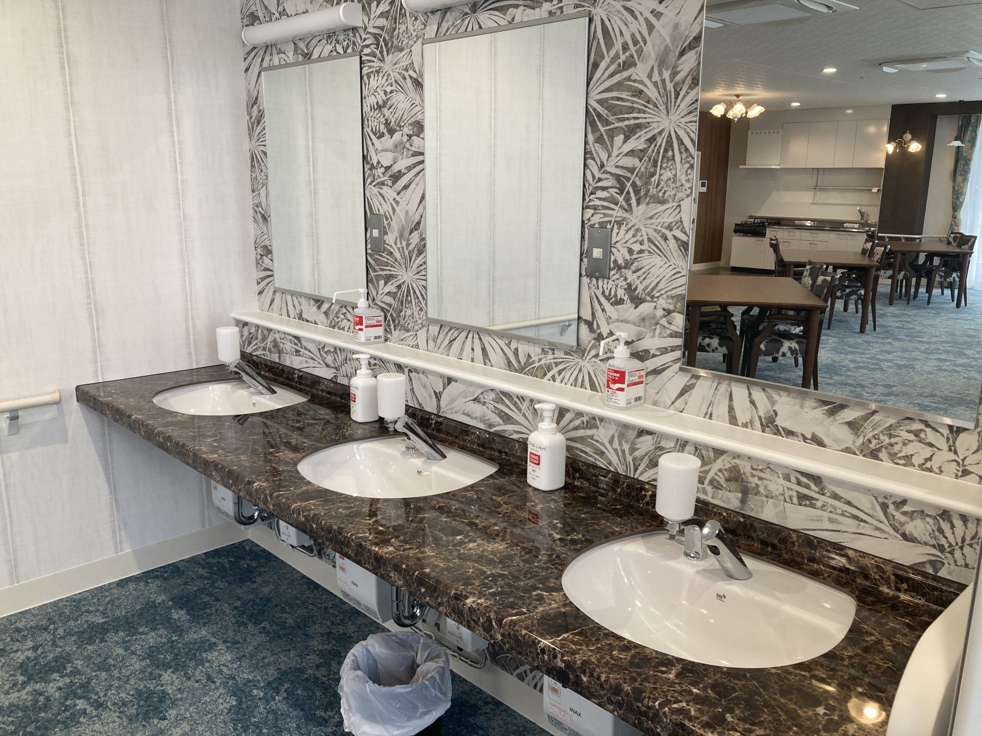 洗面台と鏡のある空間