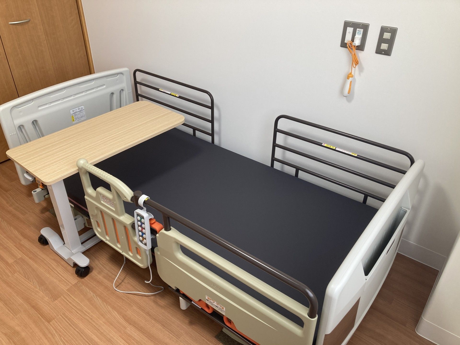 快適なベッドとテーブル