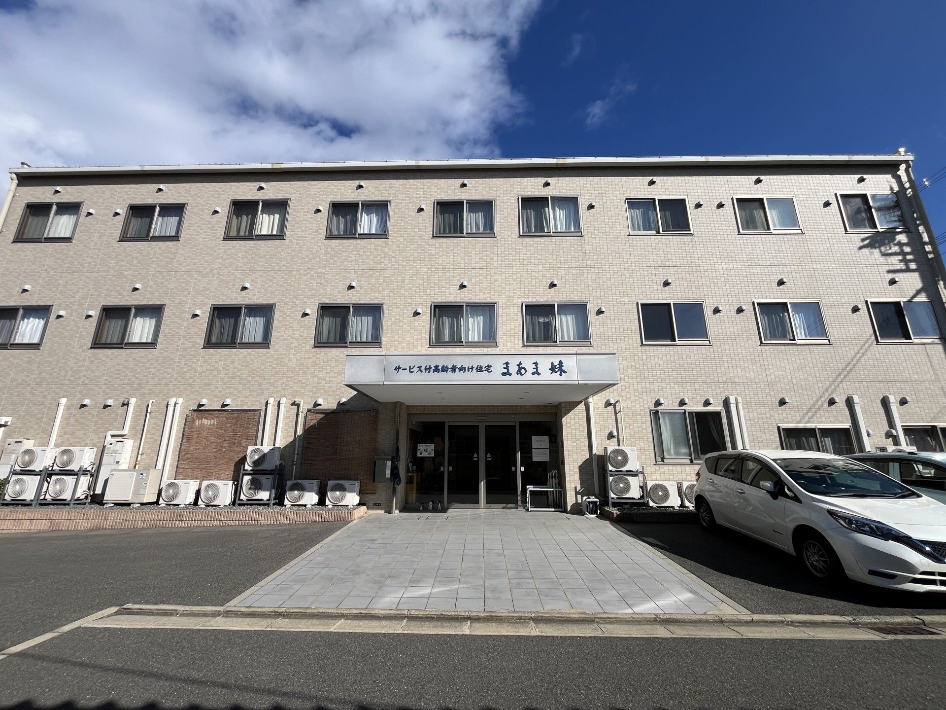 ゆったりとした入口の建物