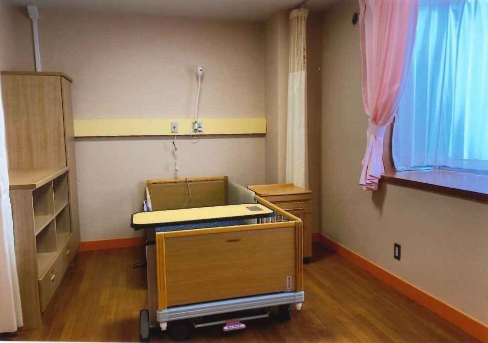 ベッドと家具のある部屋