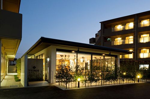 夕暮れ時の明るい建物入口