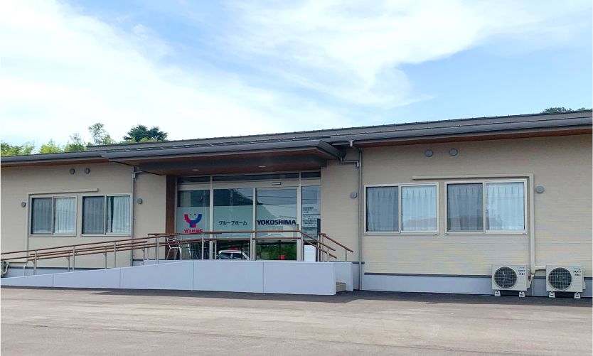 明るい外観の建物入口