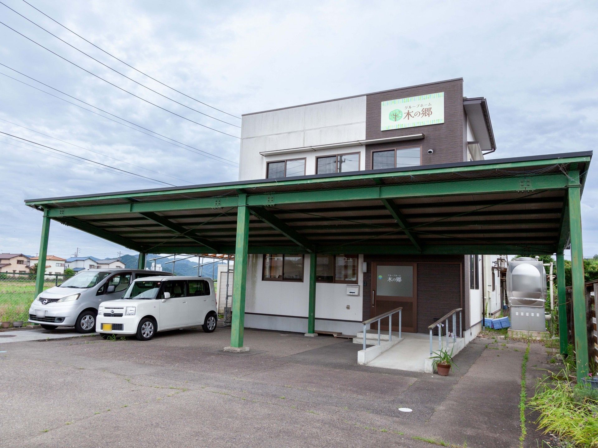 ゆったりとした玄関前