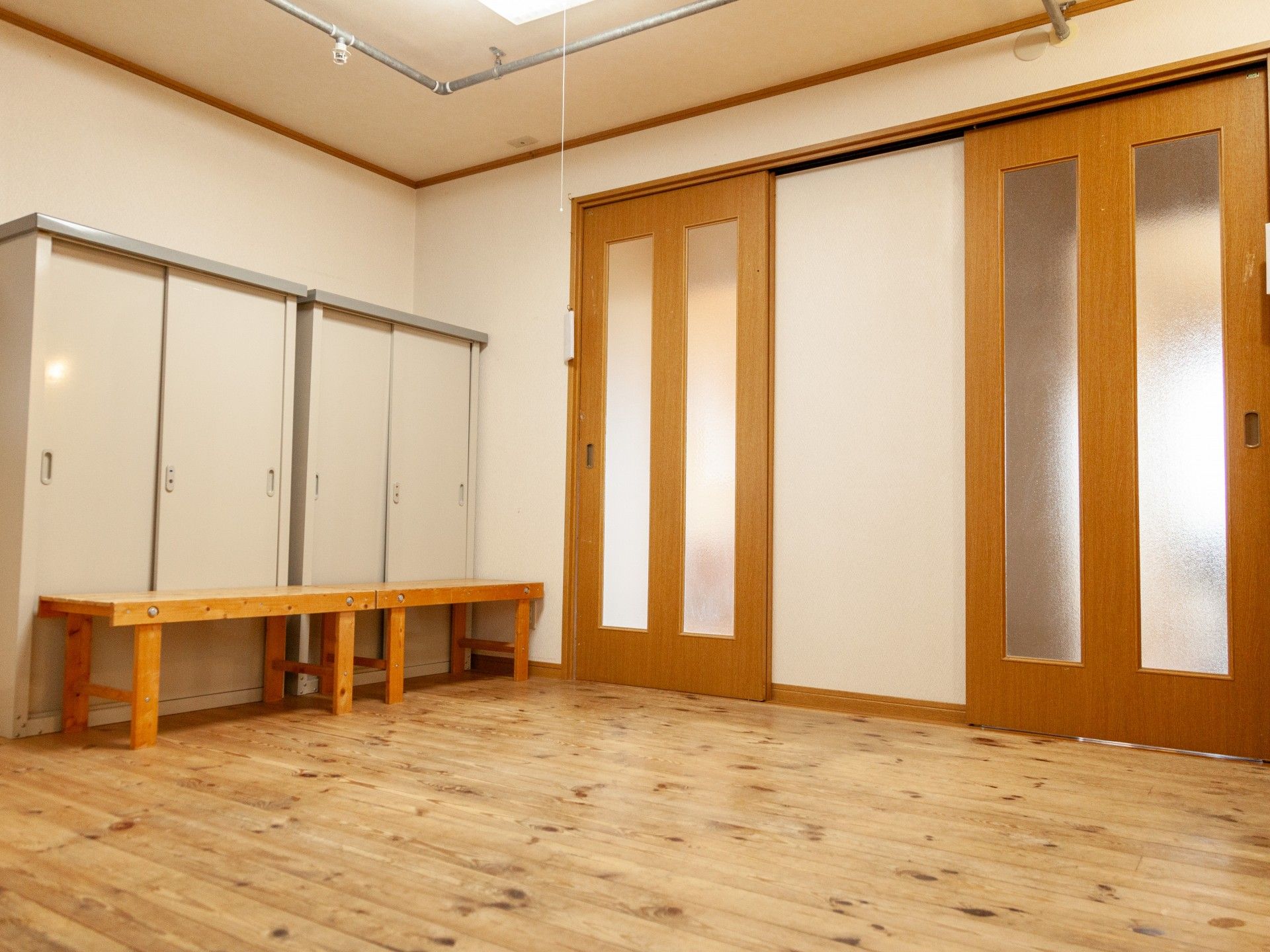 明るい更衣室の一角