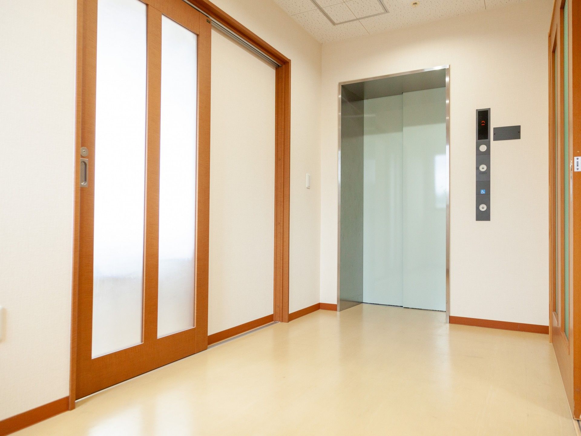 広々とした廊下のエレベーター