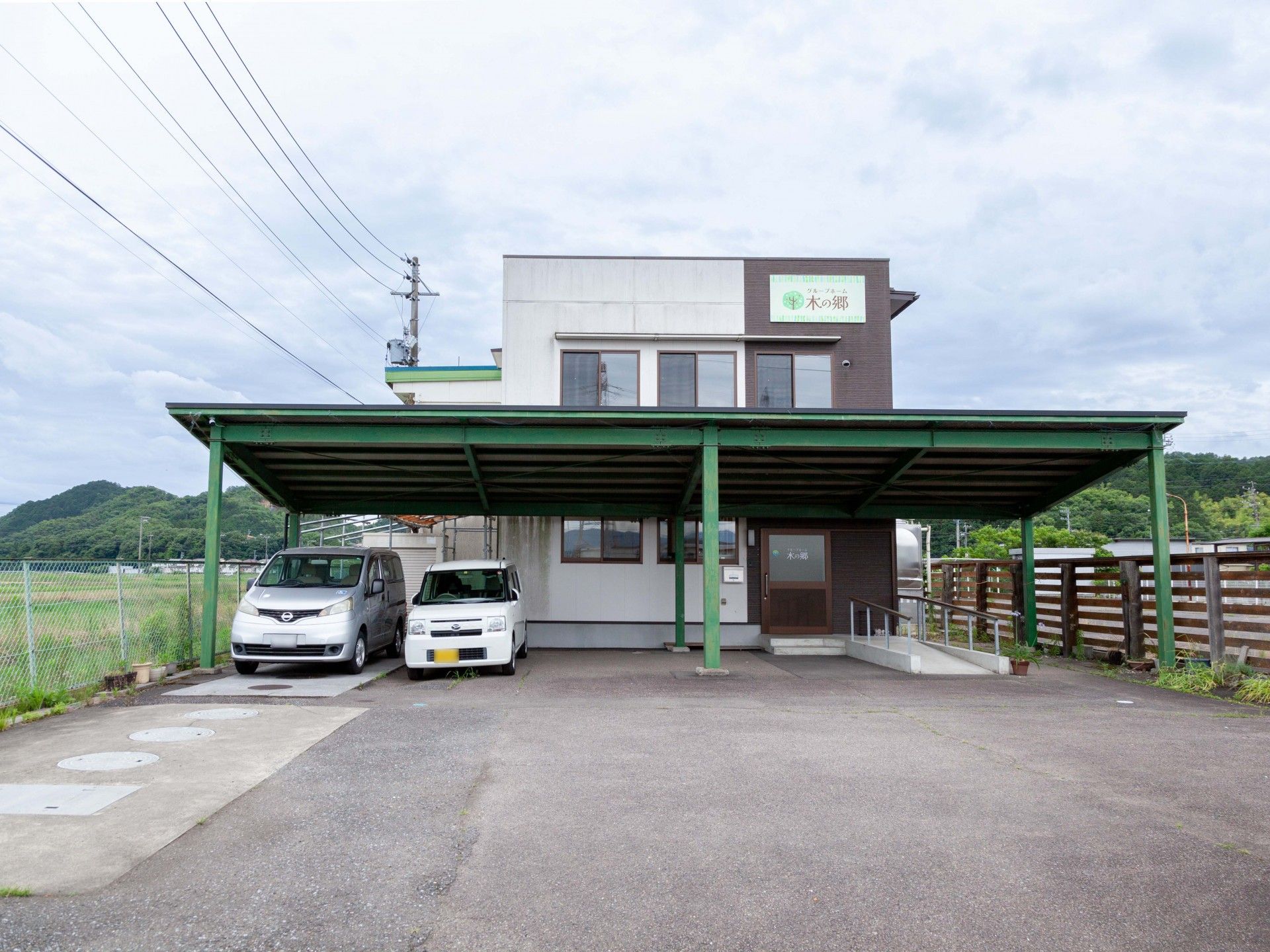 仲良くお茶を飲んでいる高齢の男性と女性