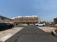 広々とした駐車場のある建物