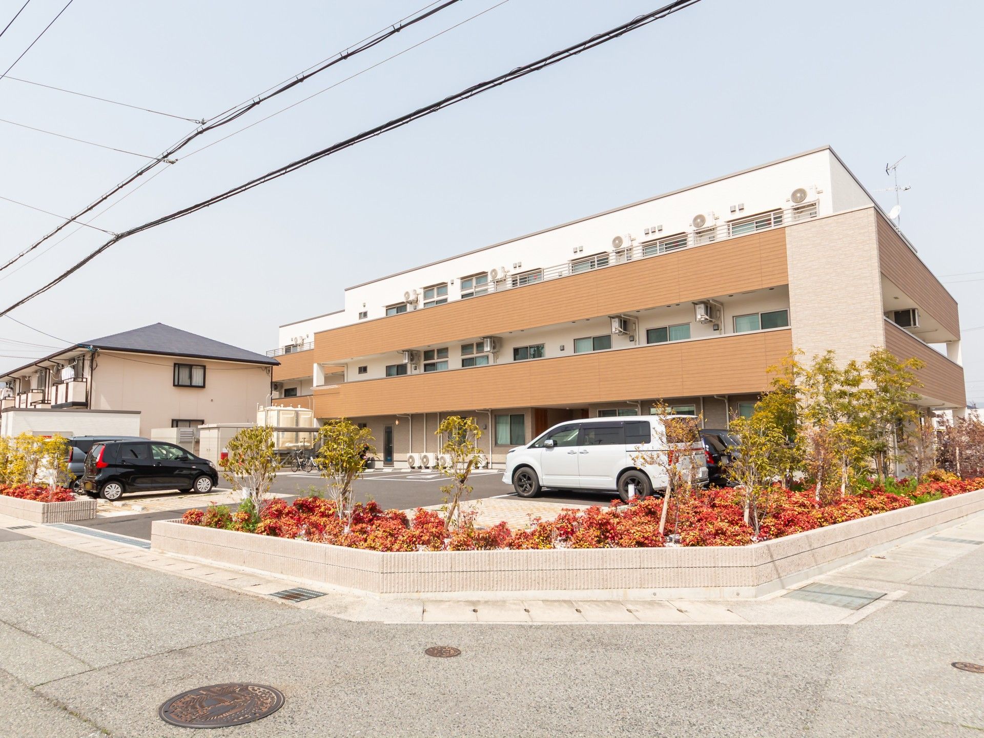 緑に囲まれた建物外観