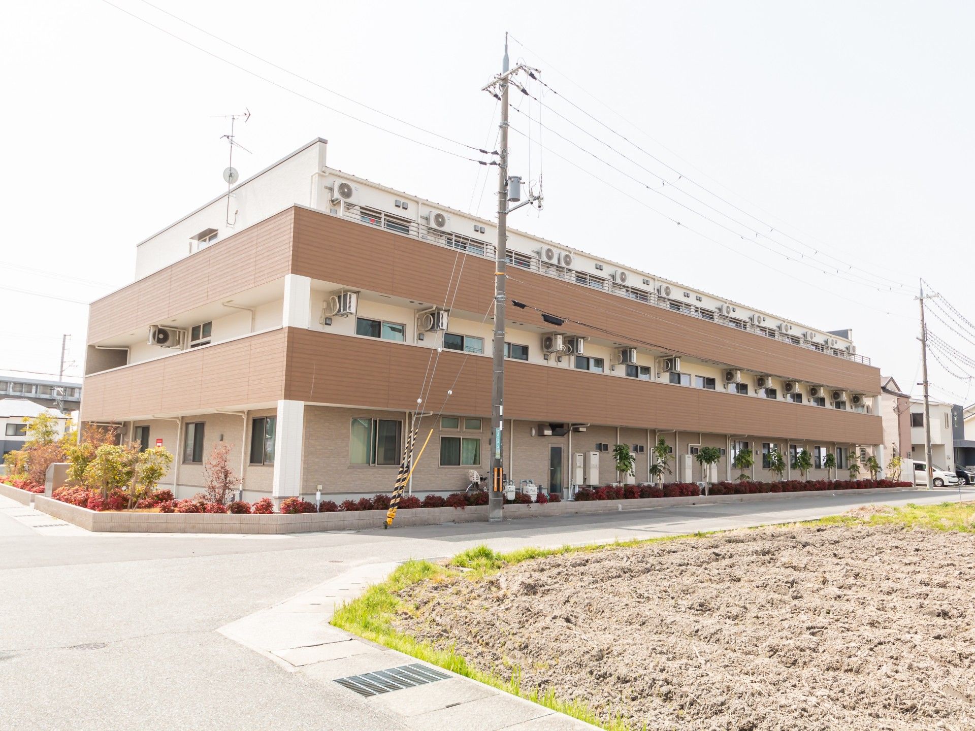落ち着いた外観の建物