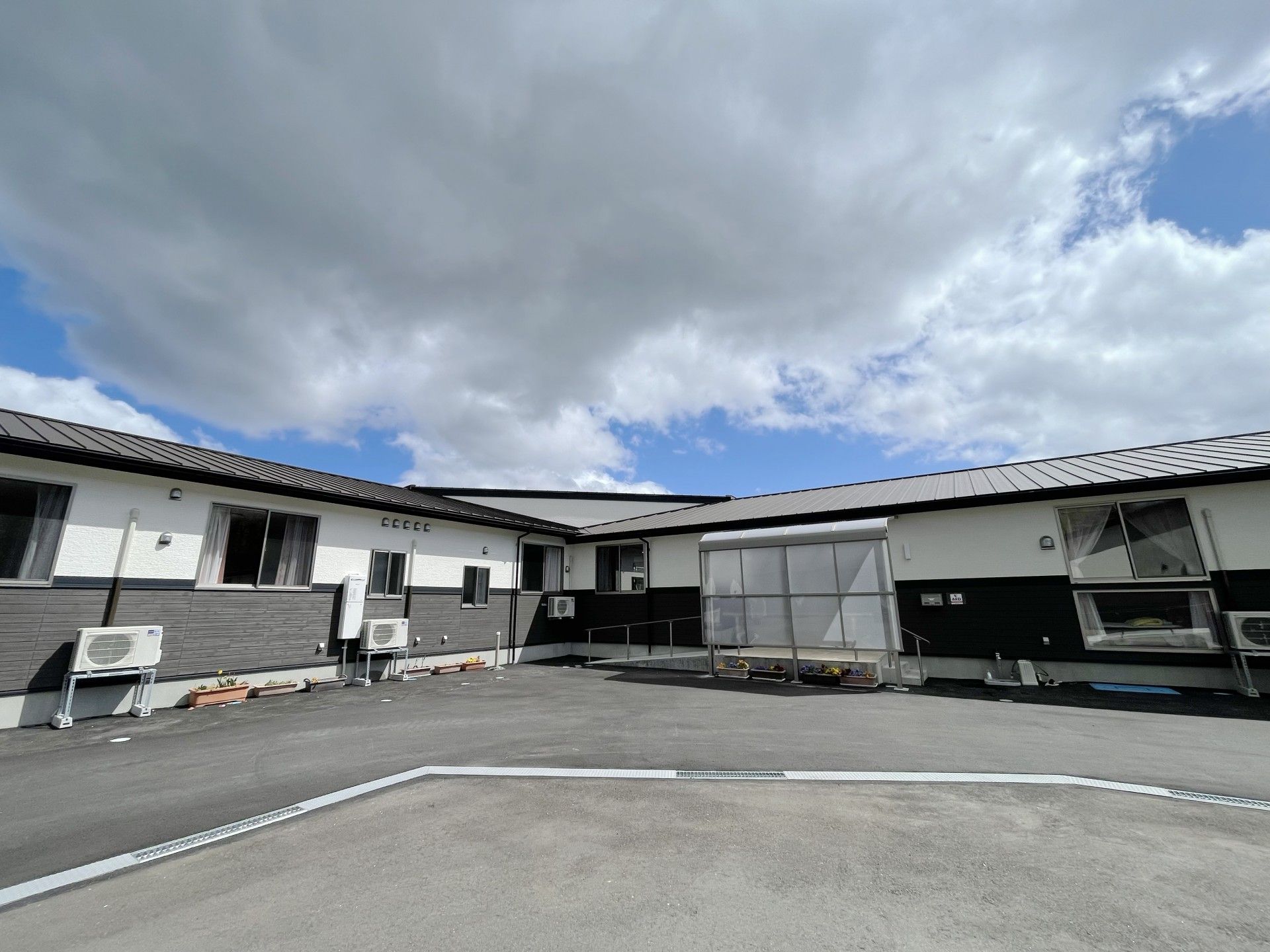 ゆったりとした外観の施設
