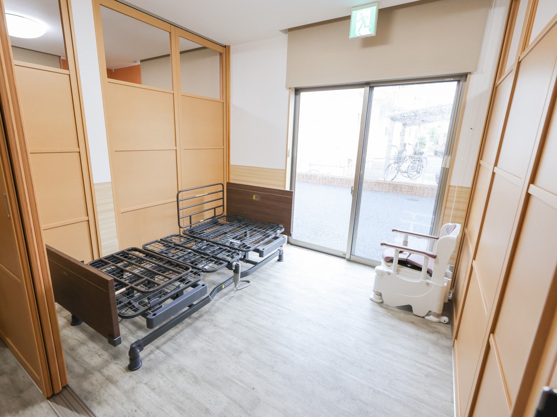 明るい個室の様子