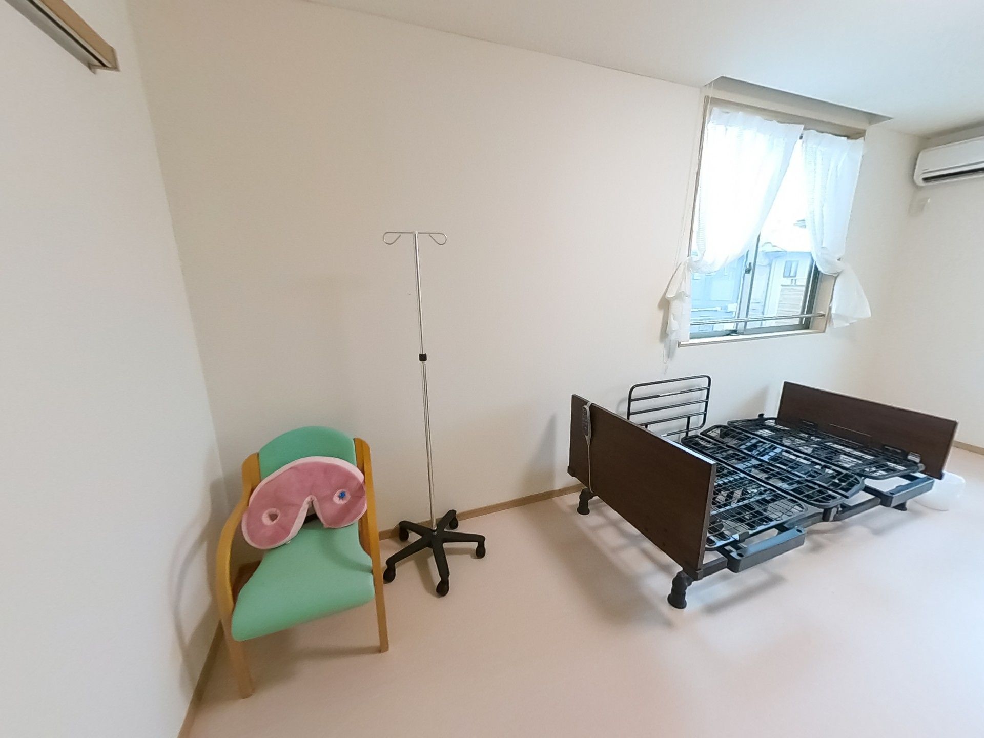 窓際のベッドと椅子