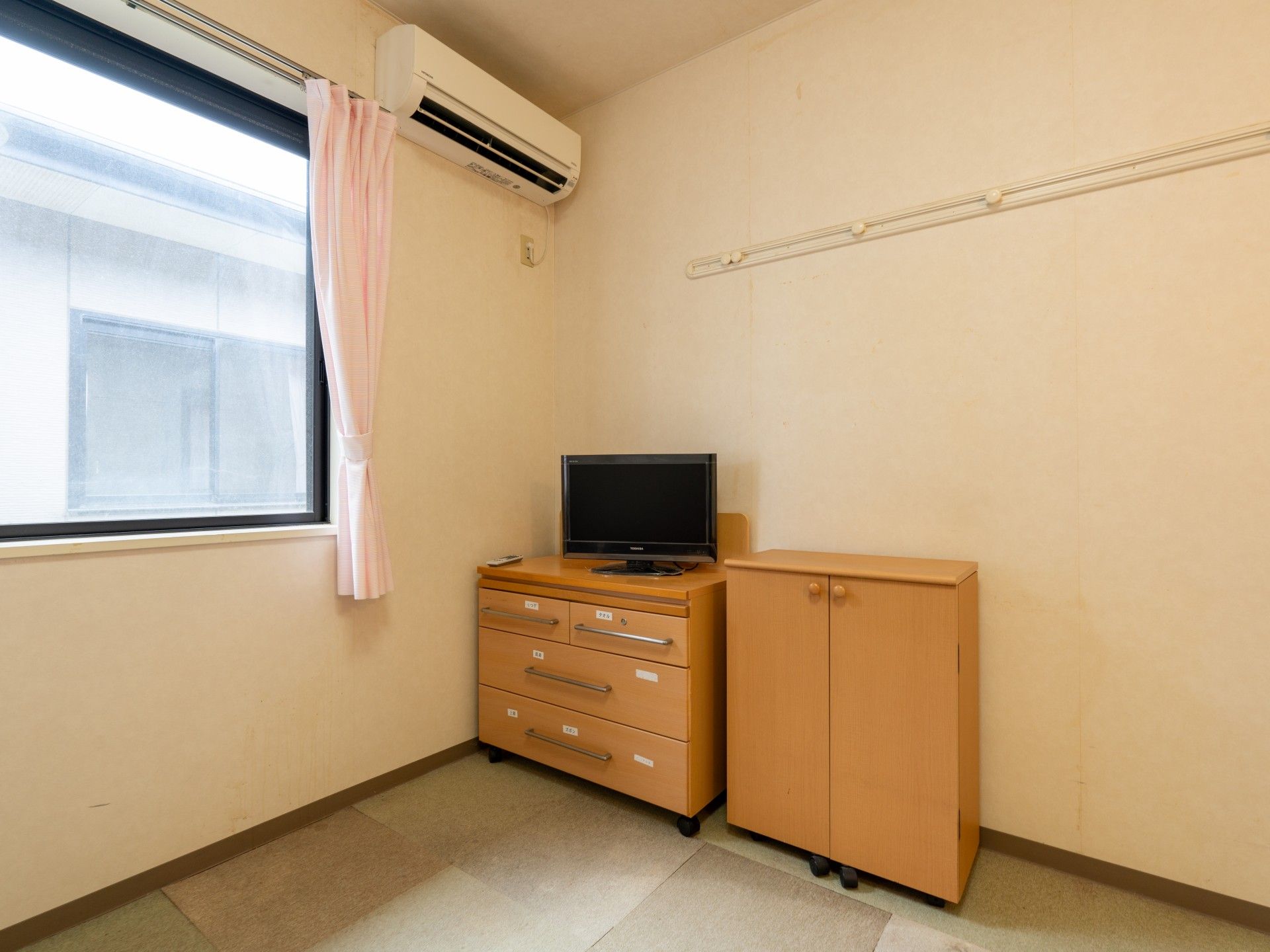 窓際の家具とテレビ
