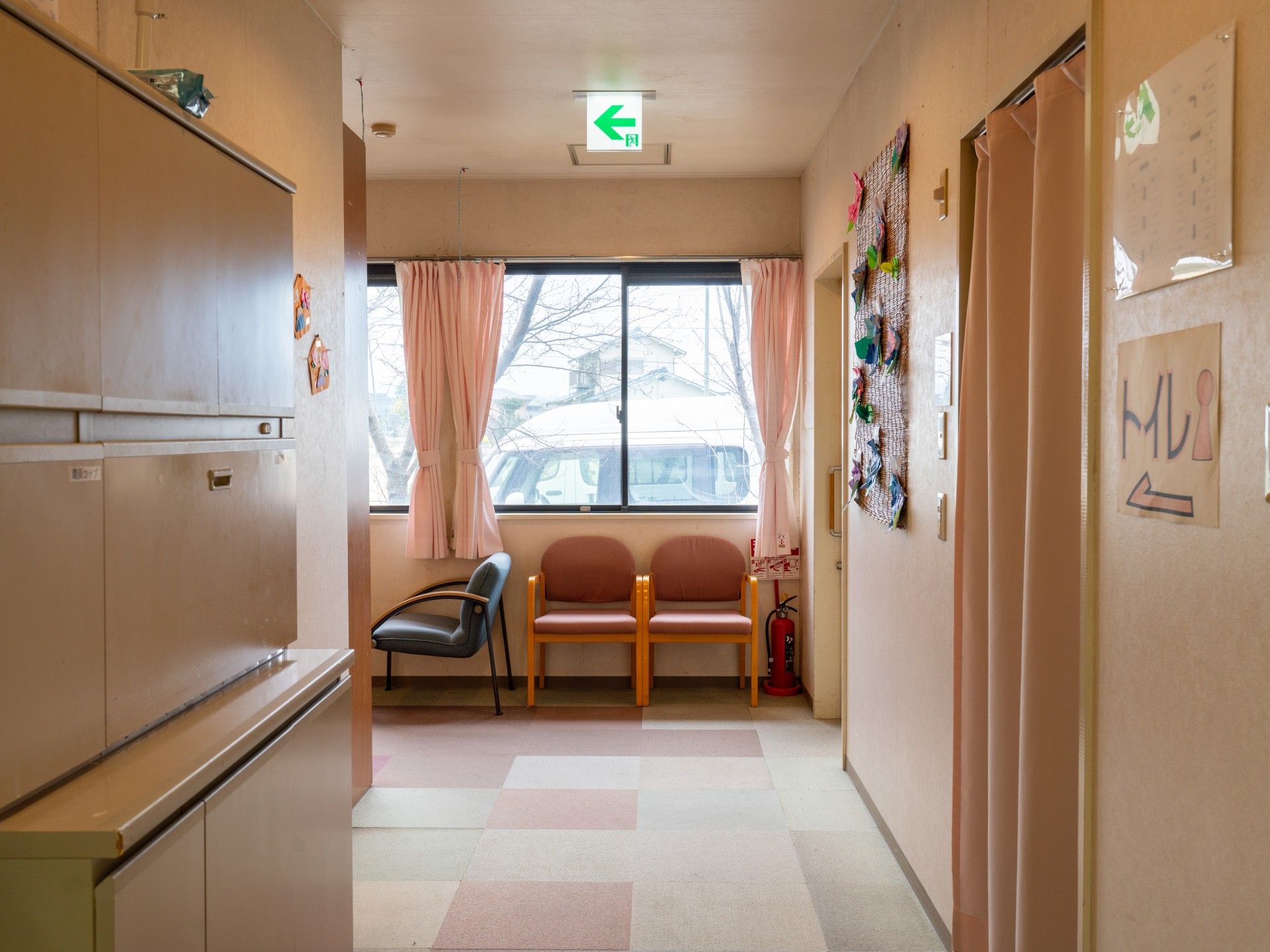 明るい廊下の一角