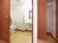 居室のトイレは広く、手すりと洗面台が備え付けられている。トイレの近くに、洋服をかけておくことができるクローゼットがある。