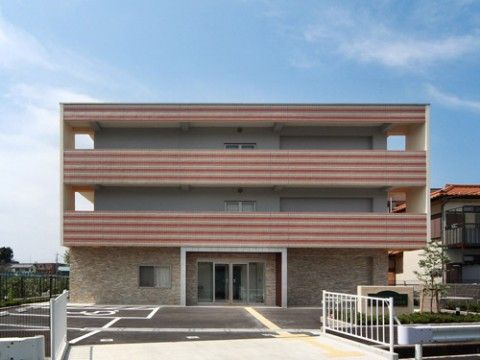 バリアフリーに対応し、段差を排除した施設の正面玄関