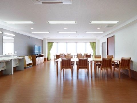 移動に留意しテーブル間が広めに取られた、明るく整然とした食堂