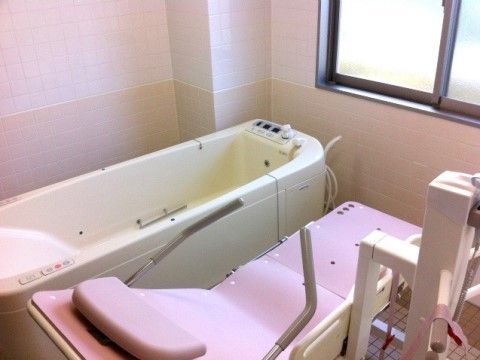お身体を動かすのが難しい入居者様の場合は、専用の機械でご入浴を手助けしている。こちらにお身体を預けていただいた状態で使用する。