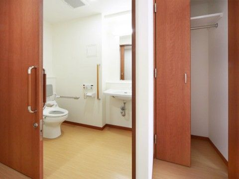 居室に備え付けられたトイレは引き戸になっており、開け閉めが楽に行える。段差がなくトイレ内部も広くなっている。