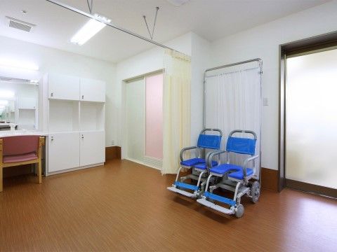 脱衣所にはシャワー用車椅子が置いてあり、車椅子をご利用の入居者様も楽に入浴することが可能となっている。