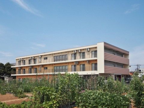 ホームの裏側にもベランダが設置されている。裏手は畑が広がっており、自然の景色を堪能できる。時折、ベランダに出て眺めを楽しむ入居者様もいる。