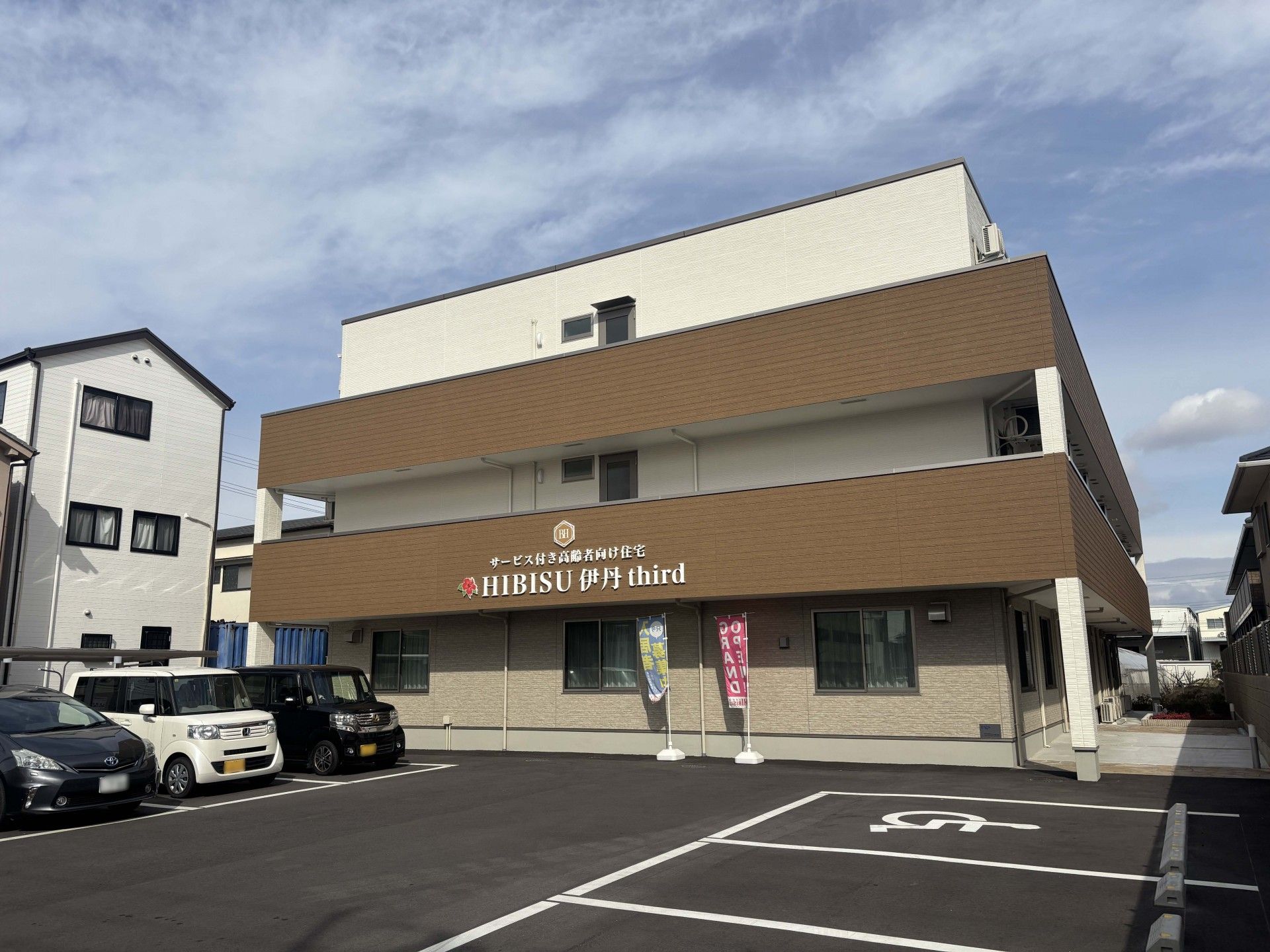 駐車場のある建物外観