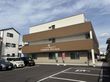 駐車場のある建物外観