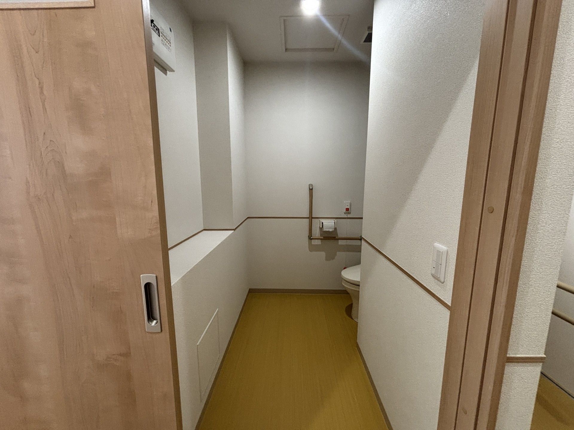 手すり付きのトイレ