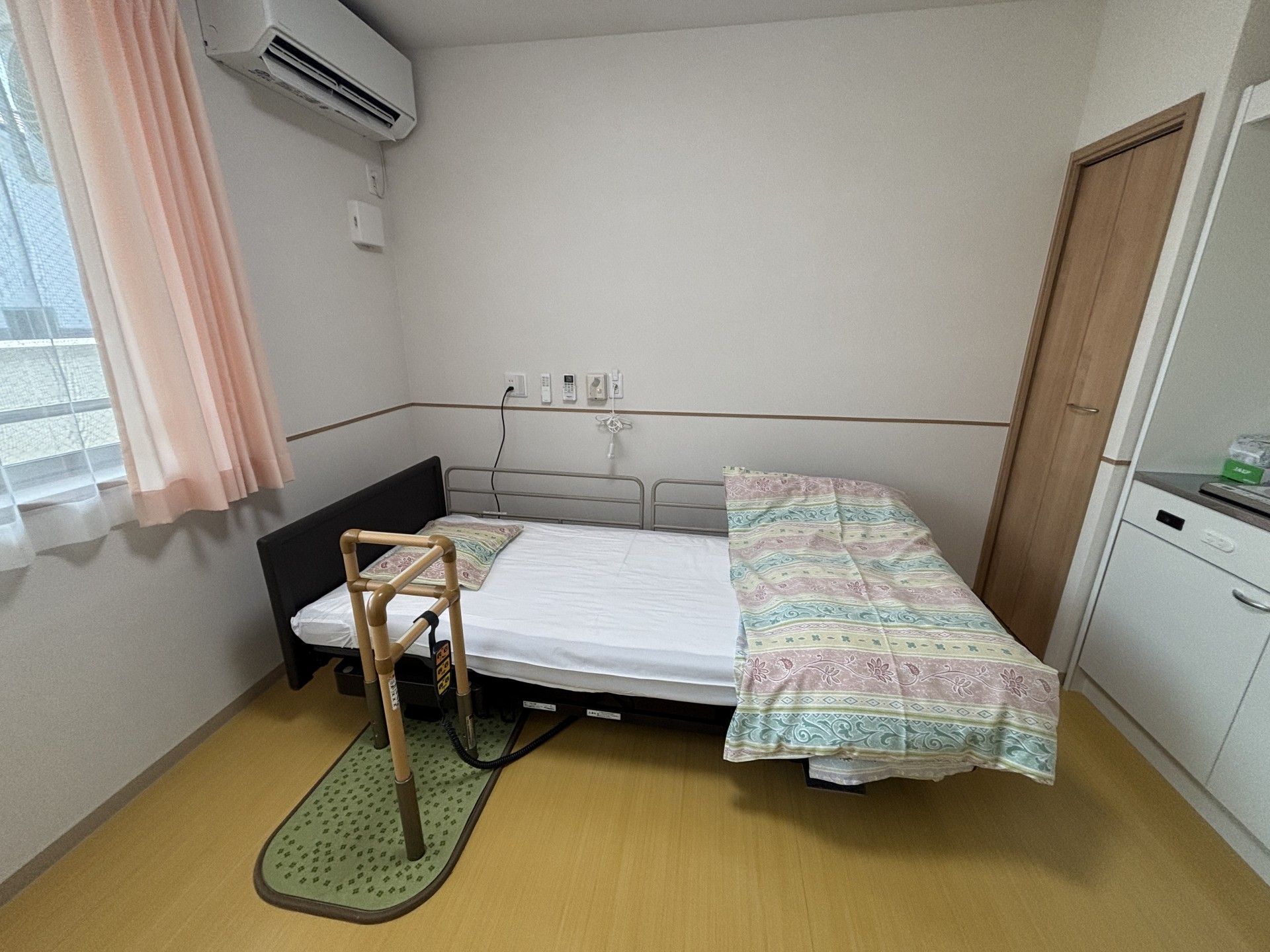 ベッドと手すりのある部屋
