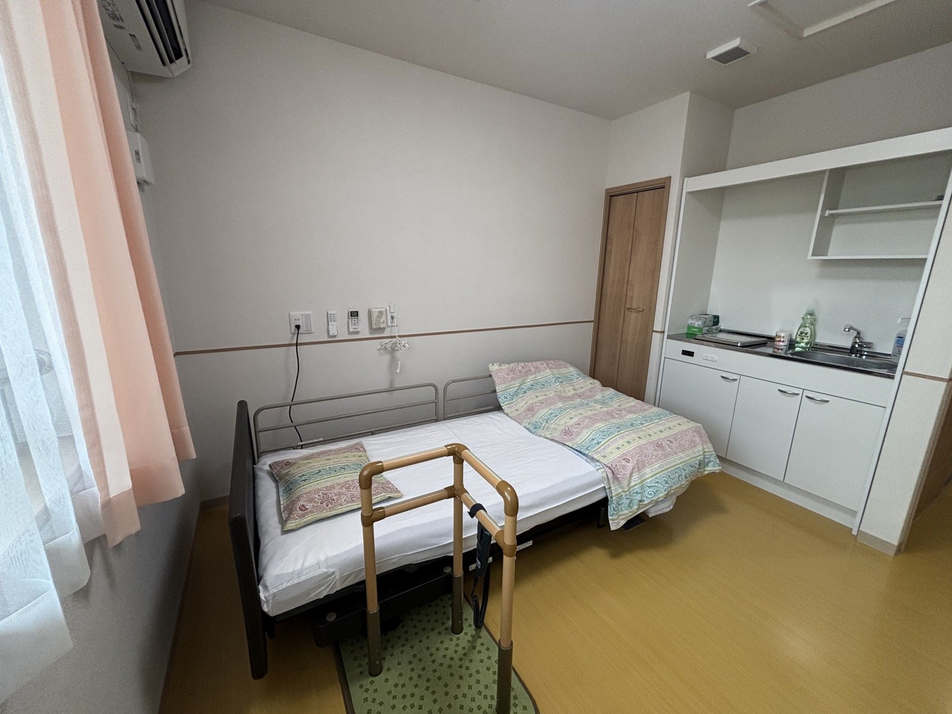 ベッドと洗面台のある部屋