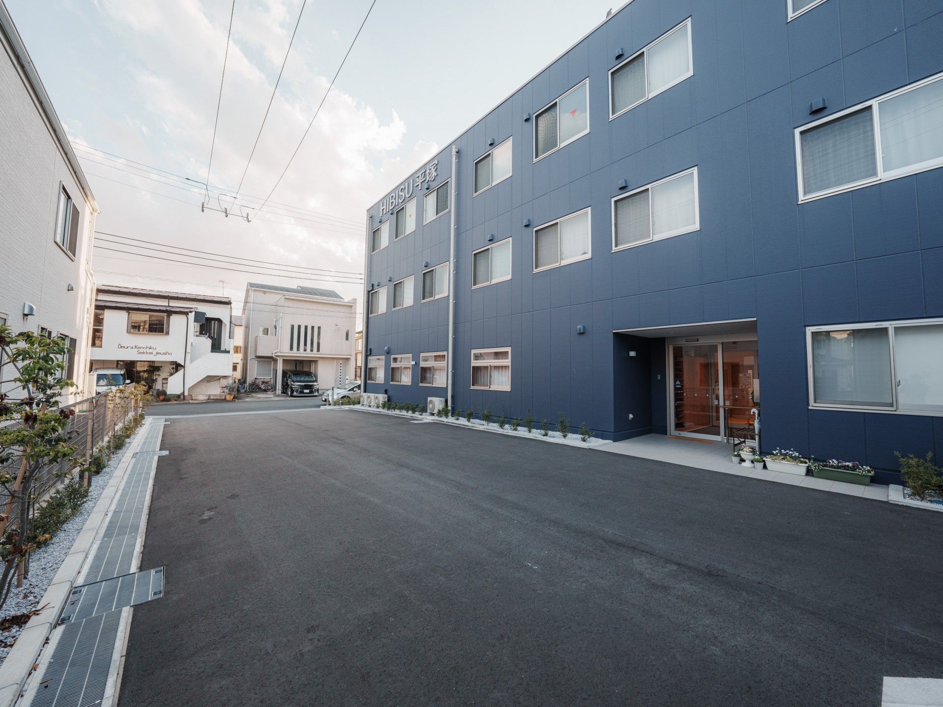 青い外壁の建物