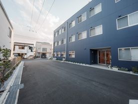 青い外壁の建物