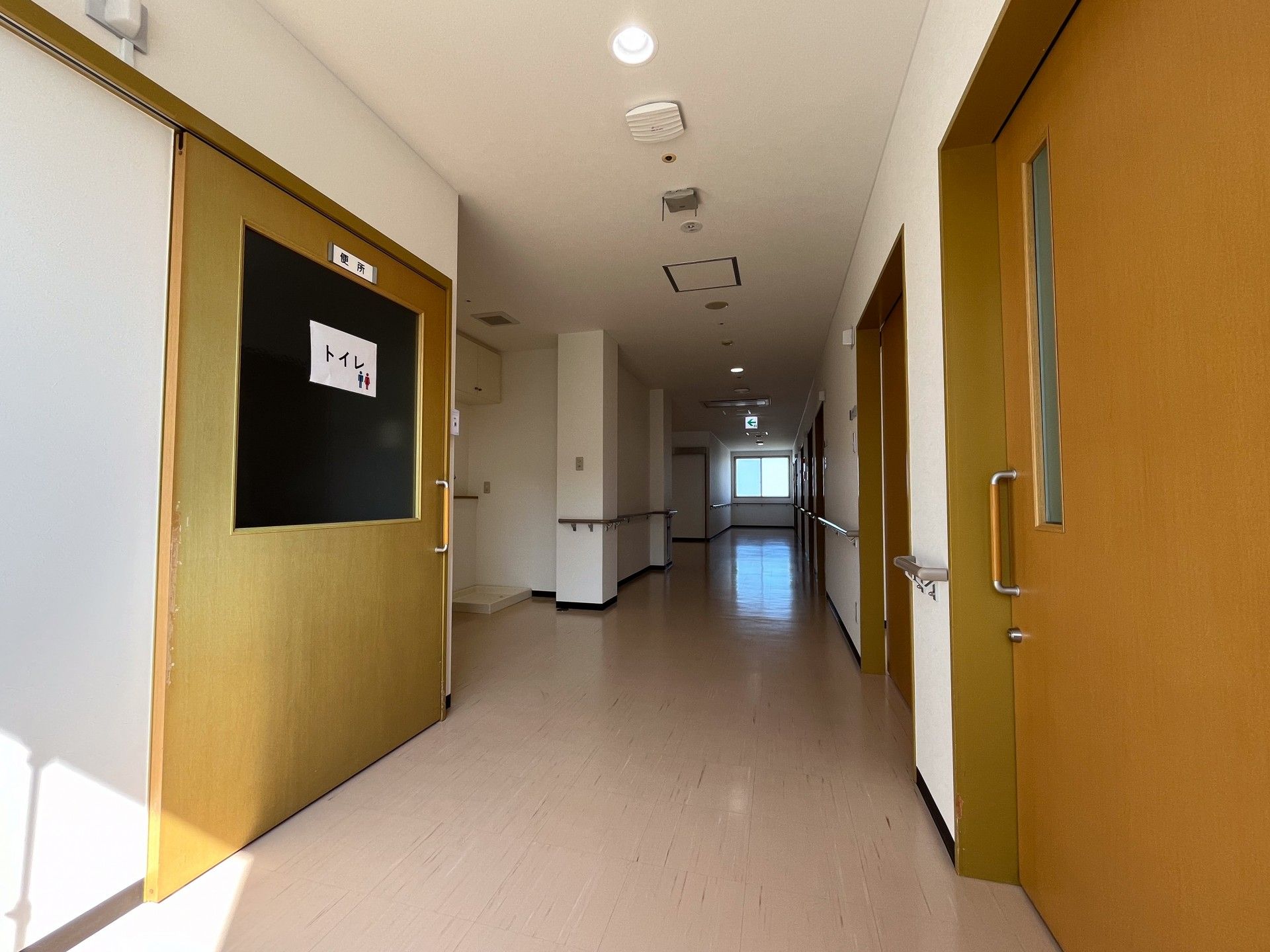 明るく広々とした廊下