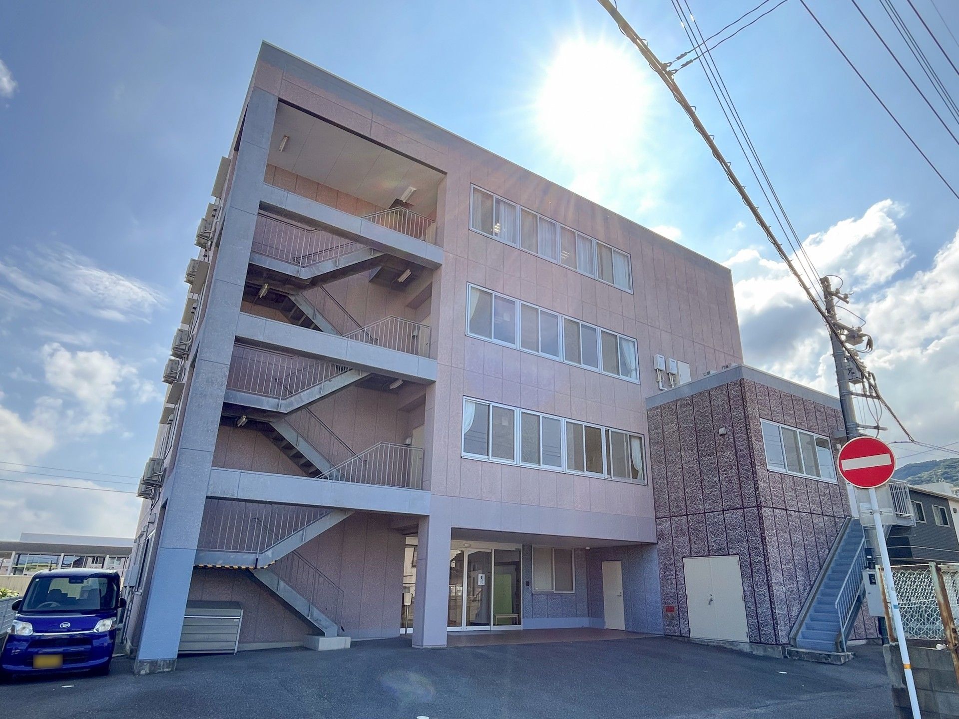 多階層の建物外観