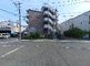 静かな住宅街の交差点