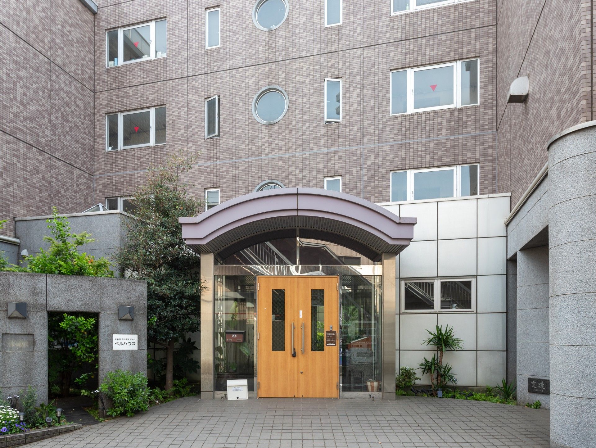 受付カウンターに座って笑顔を見せる女性