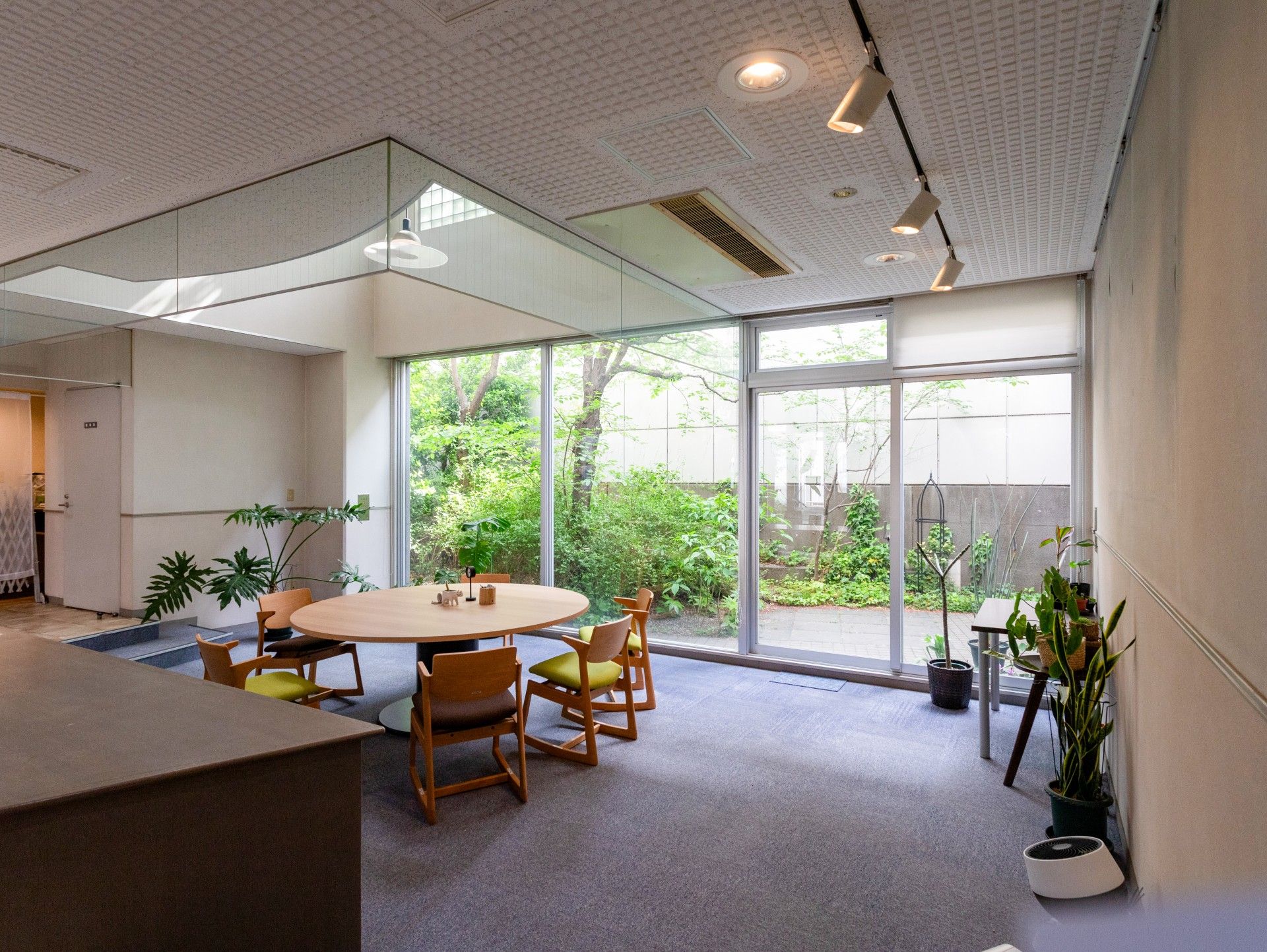 緑が見える明るい部屋