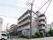 落ち着いた外観の建物