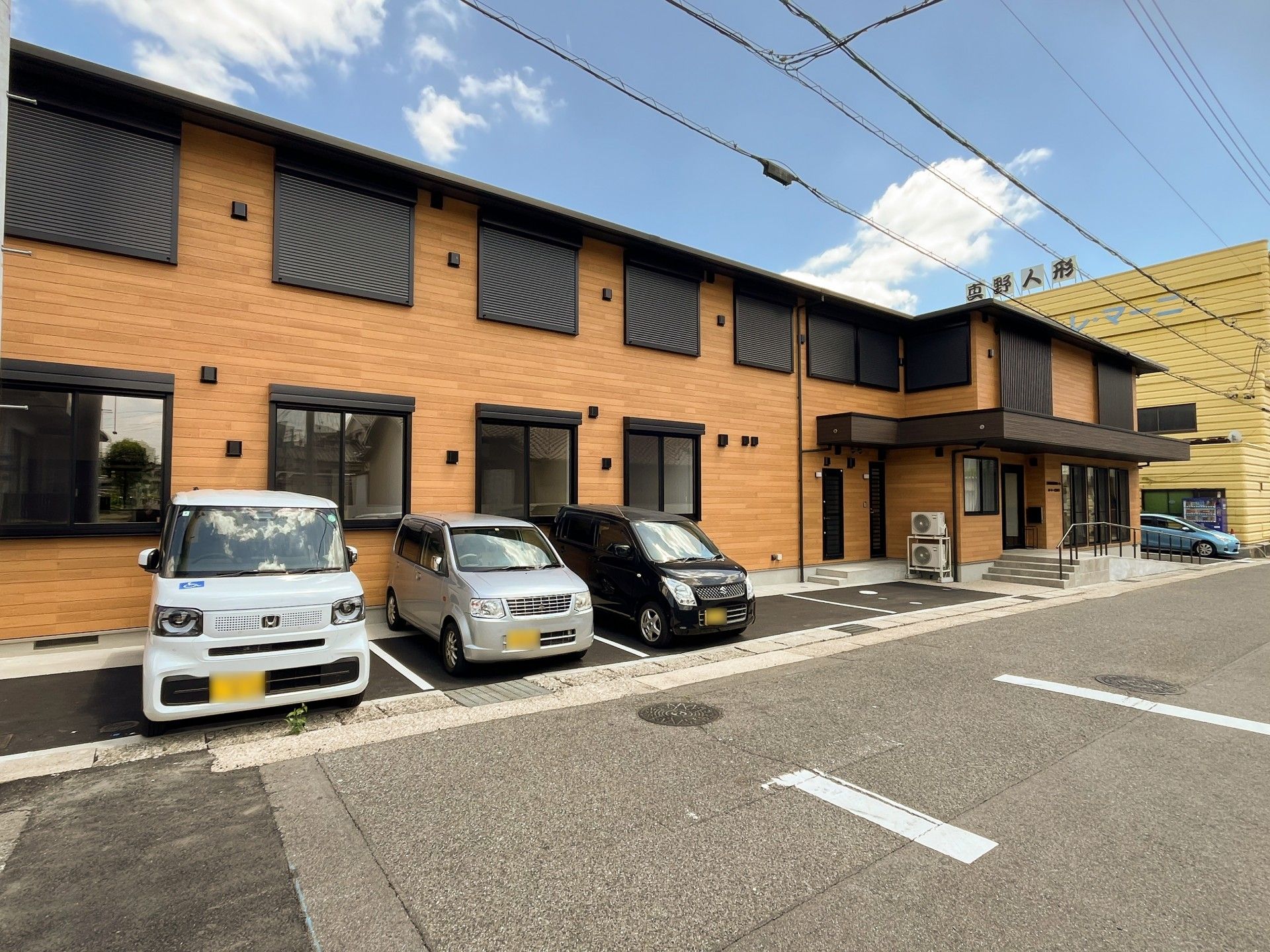 木目調の建物外観