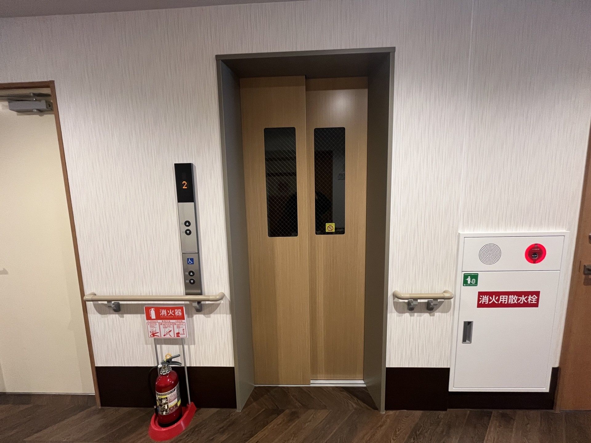 安全なエレベーター前