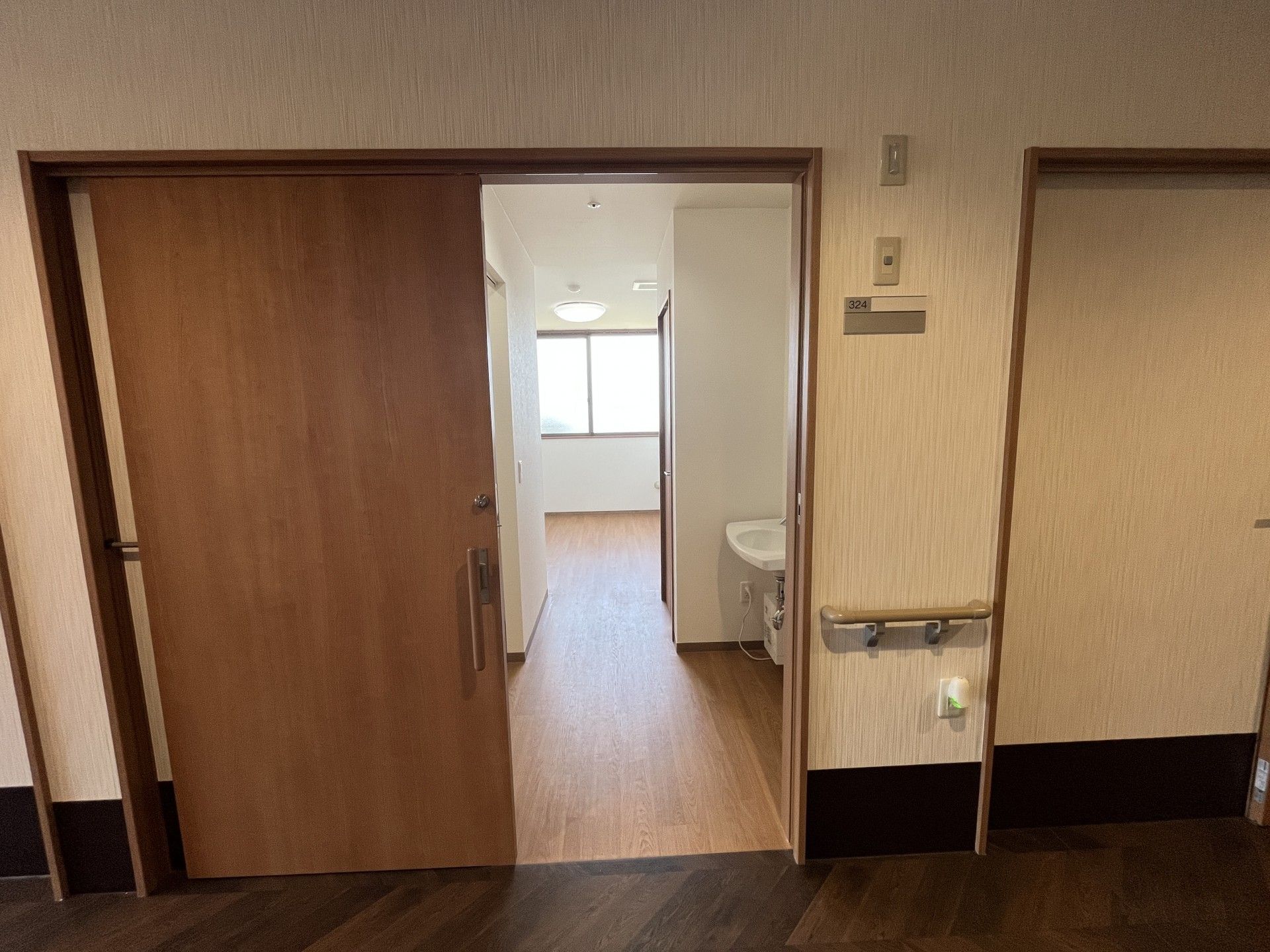 明るい個室の入口
