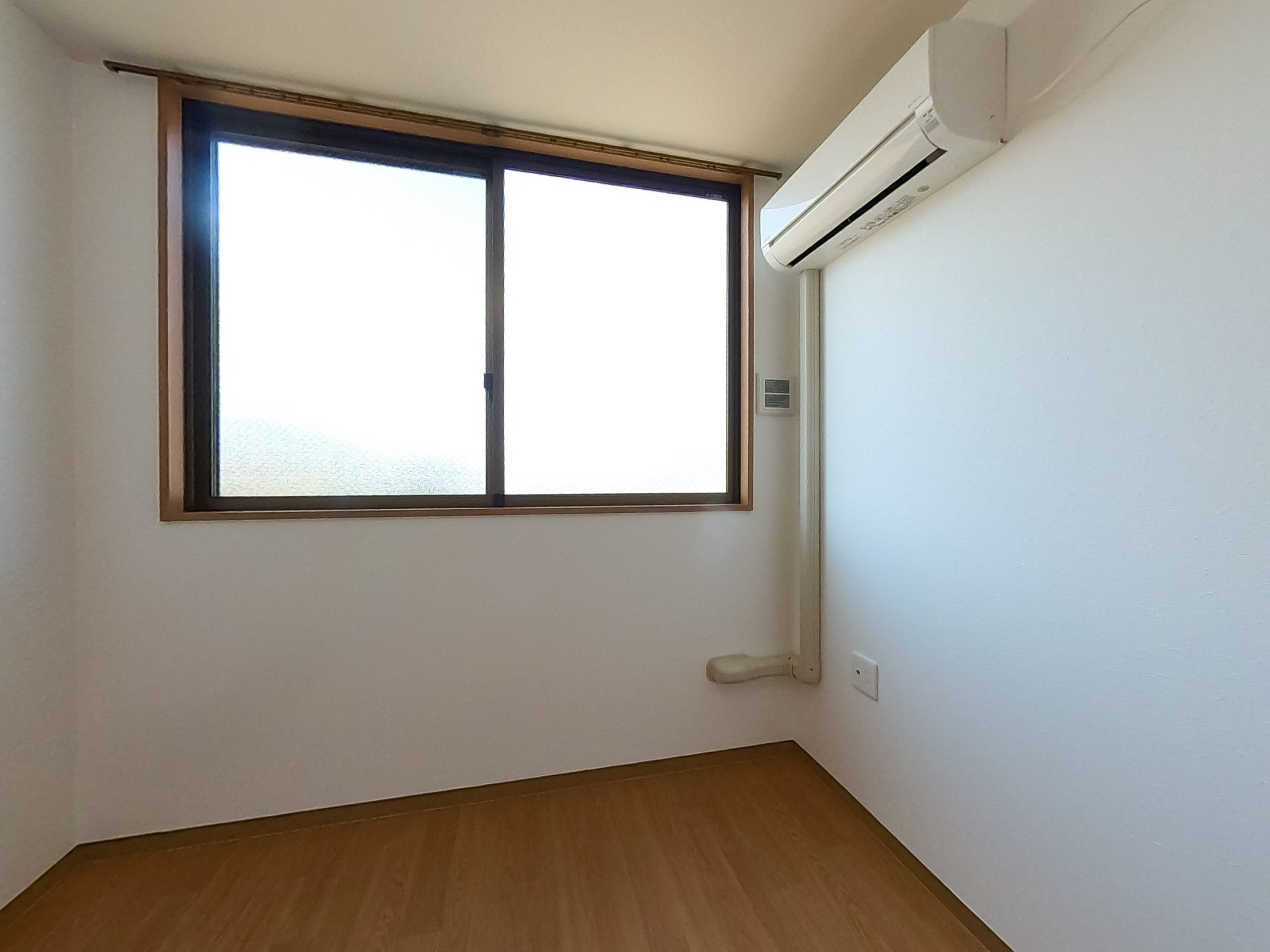 窓とエアコンのある部屋
