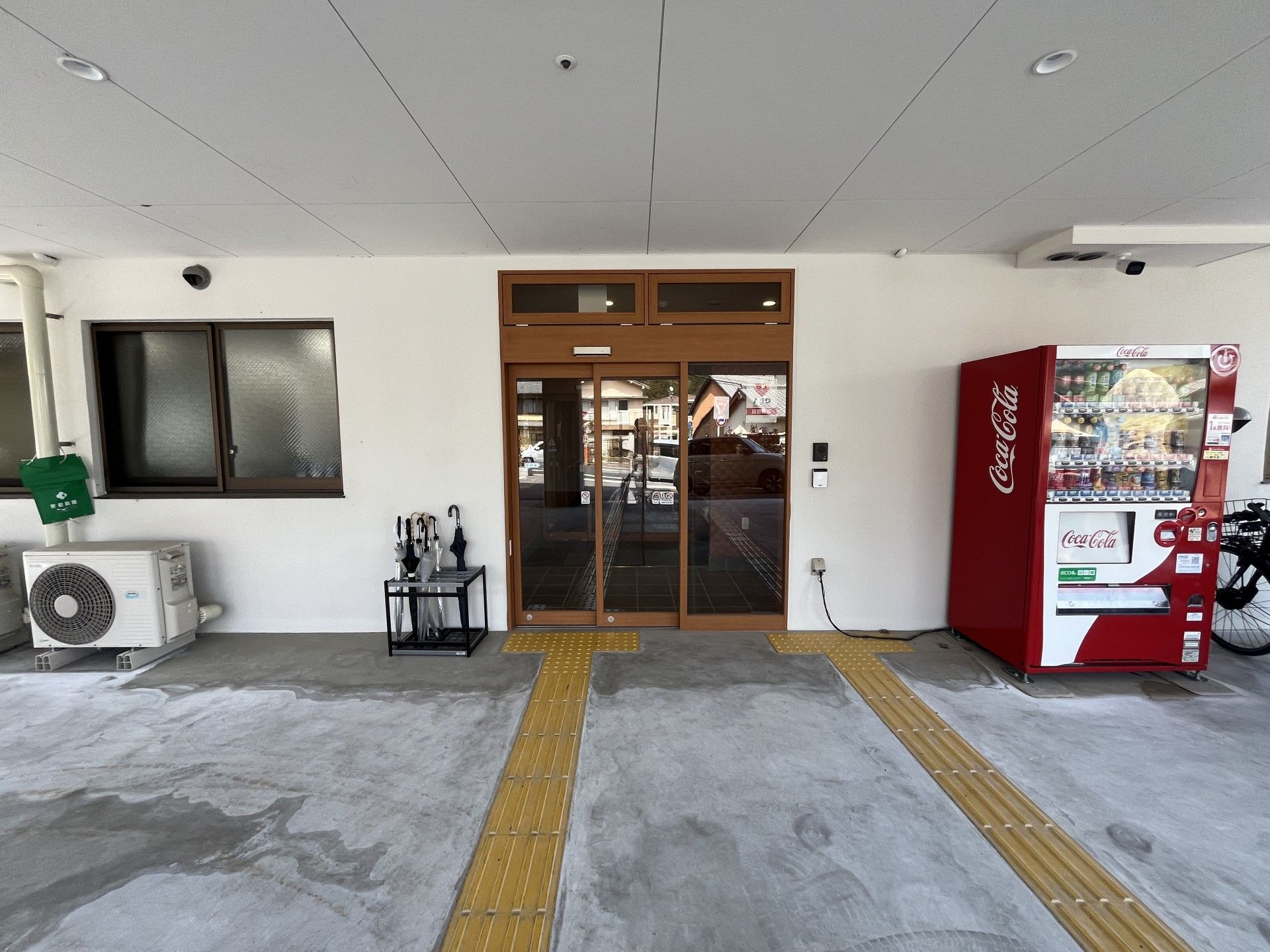 自動ドアと自販機の入口